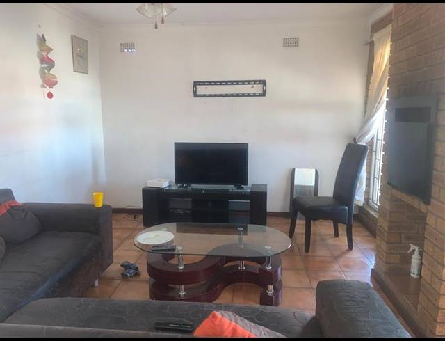 4 BEDROOM HOUSE FOR SALE IN MALIBU VILLAGE